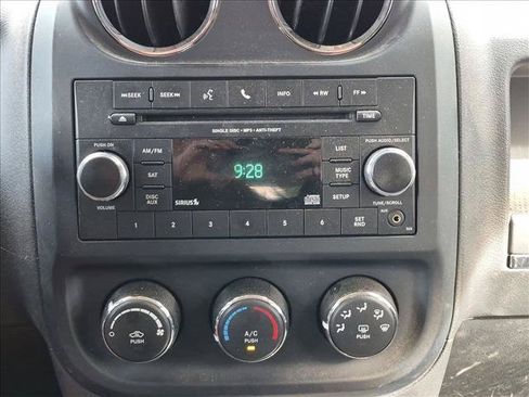 Used 2015 Jeep Patriot Latitude AWD/4WD image 13