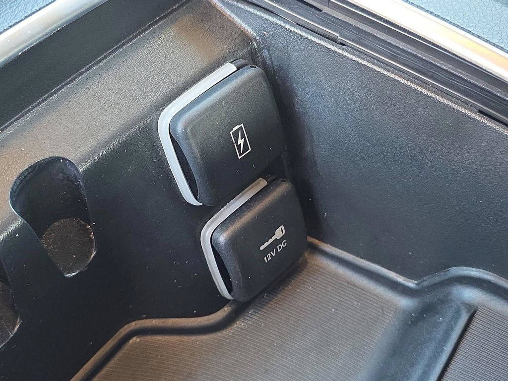 Used 2024 Chrysler Pacifica Limited FWD image 31