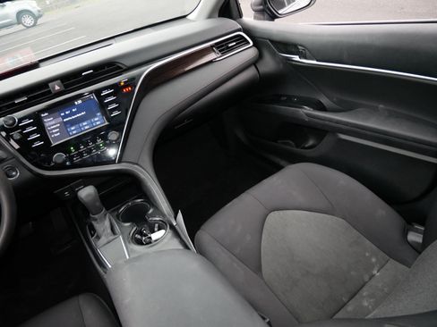 Used 2018 Toyota Camry LE w/ Convenience Package FWD image 11
