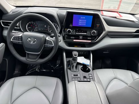Used 2026 Toyota Highlander XLE image 16
