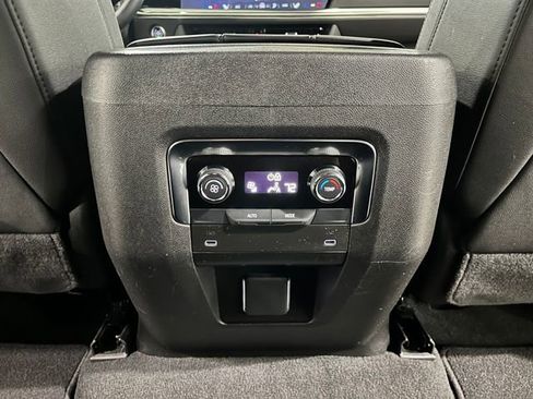 Used 2025 Chevrolet Suburban Z71 AWD/4WD image 28