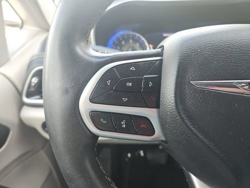 Used 2024 Chrysler Pacifica Touring-L FWD image 18