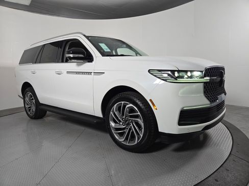 New 2026 Lincoln Navigator Premiere AWD/4WD image 2