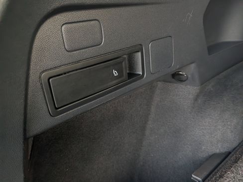 Used 2021 Volkswagen Tiguan SE image 19