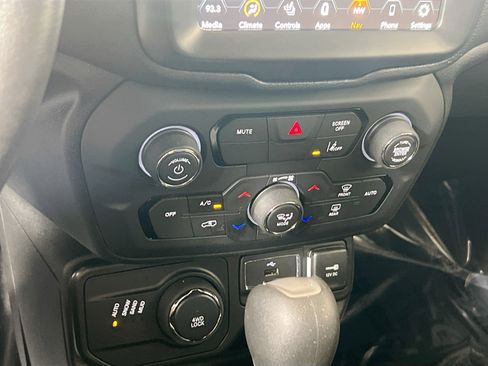 Used 2022 Jeep Renegade Latitude w/ Convenience Group AWD/4WD image 16