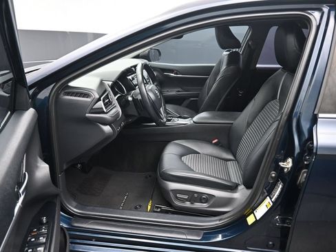 Used 2020 Toyota Camry SE w/ Convenience Package FWD image 11