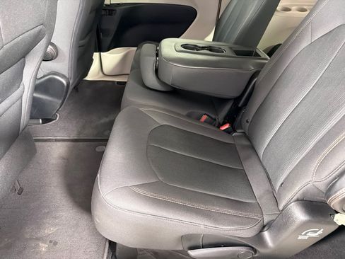Used 2019 Chrysler Pacifica LX FWD image 18