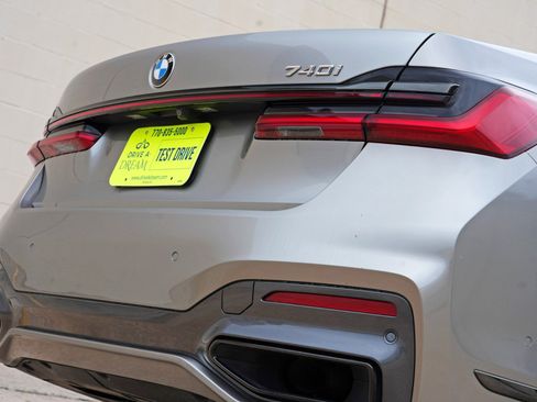 Used 2022 BMW 740i w/ M Sport Package RWD image 61