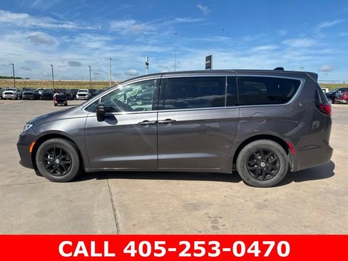Used 2023 Chrysler Pacifica Touring-L FWD image 3