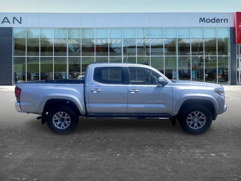 Used 2018 Toyota Tacoma SR5 RWD image 5