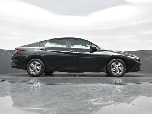 Used 2024 Hyundai Elantra SE FWD image 28