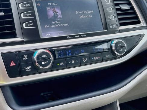 Used 2019 Toyota Highlander XLE AWD/4WD image 12