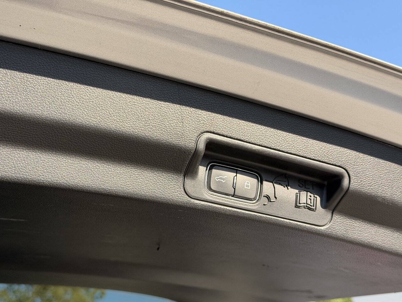 Used 2020 Ford Explorer XLT AWD/4WD image 32