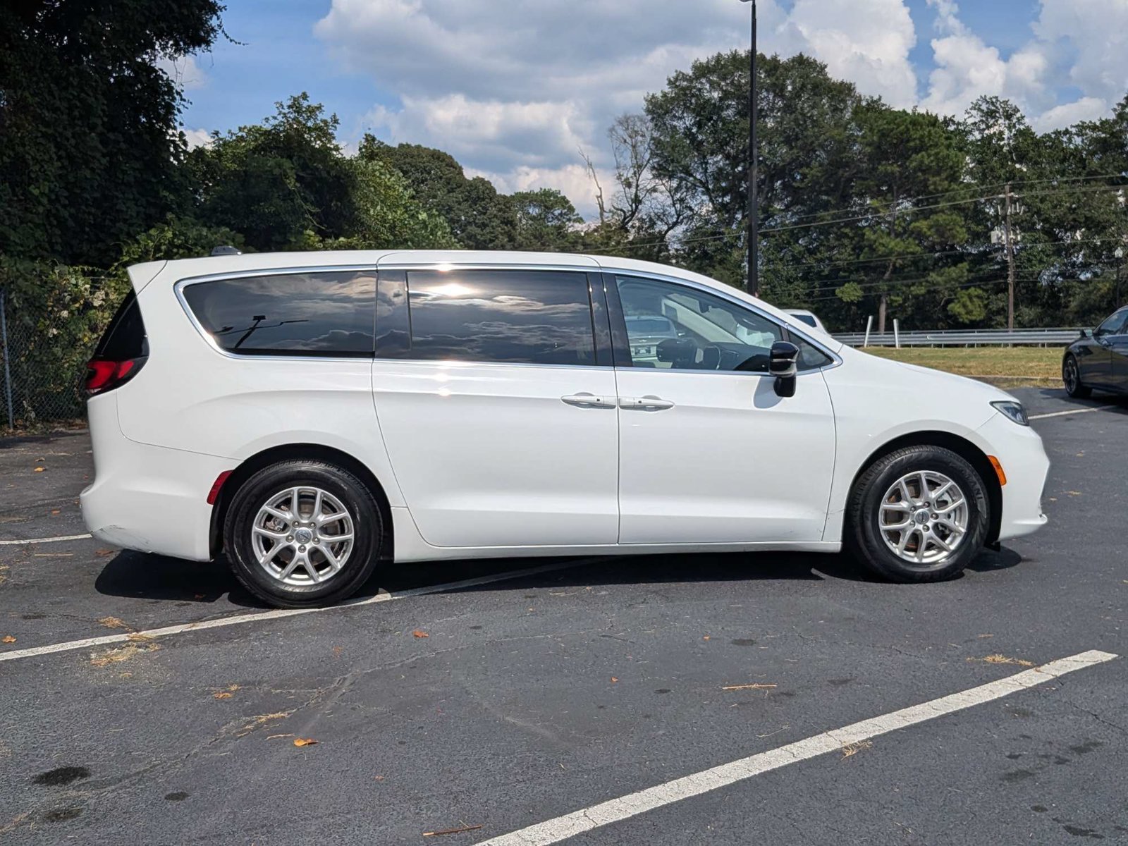 Used 2024 Chrysler Pacifica Touring-L FWD image 3
