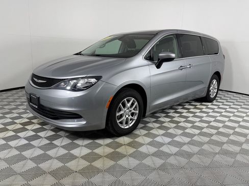 Used 2017 Chrysler Pacifica Touring FWD image 9