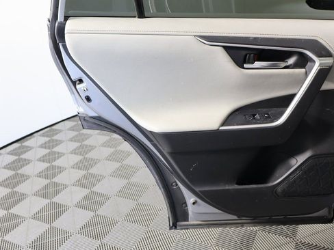 Used 2020 Toyota RAV4 Limited image 13