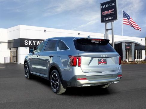 Used 2024 Kia Sorento S image 3