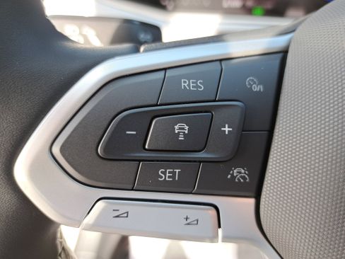 New 2026 Volkswagen Taos SE FWD image 16