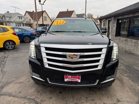 Used 2016 Cadillac Escalade Luxury image 2
