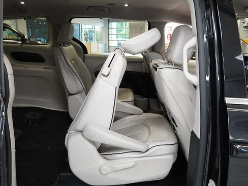 Used 2018 Chrysler Pacifica Limited w/ Advanced Safetytec Group FWD image 35