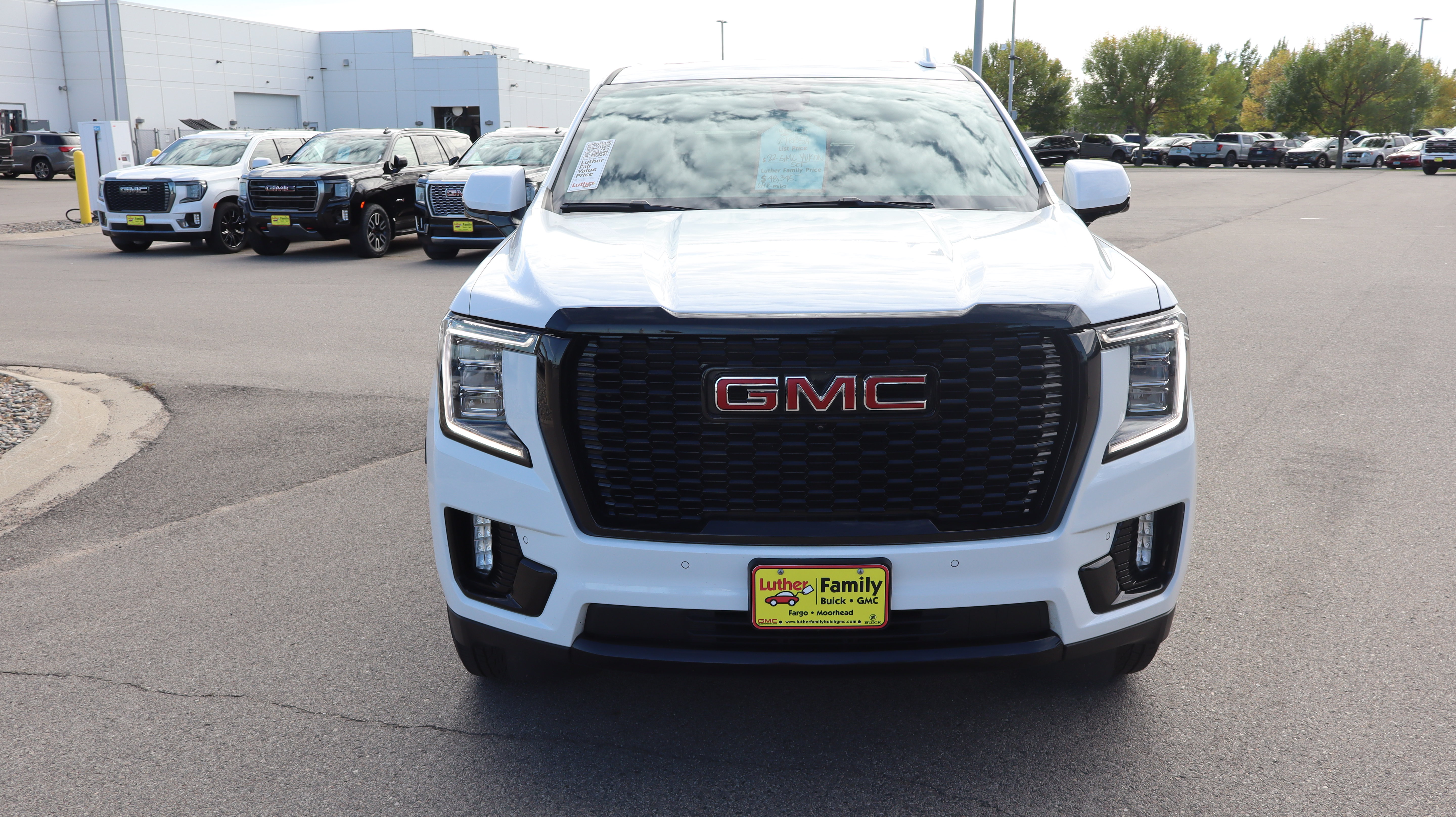 Used 2022 GMC Yukon SLT w/ SLT Luxury Package AWD/4WD image 2