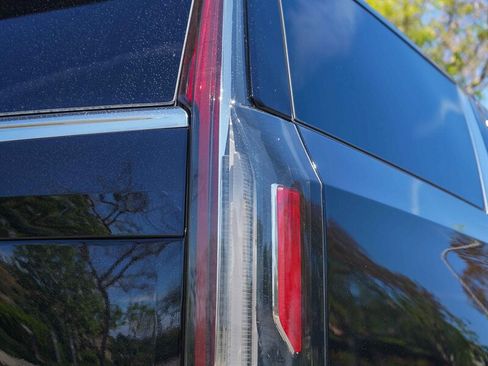 Used 2024 Cadillac Escalade ESV Premium Luxury image 15