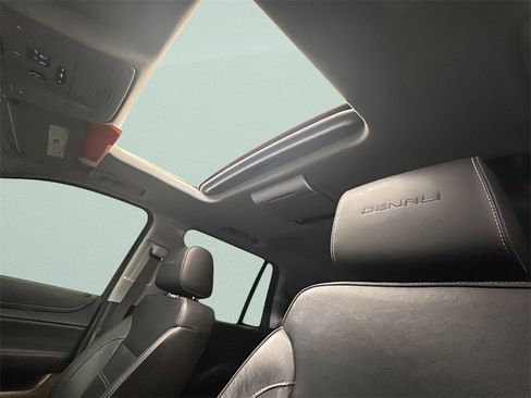 Used 2018 GMC Yukon Denali w/ Open Road Package image 12