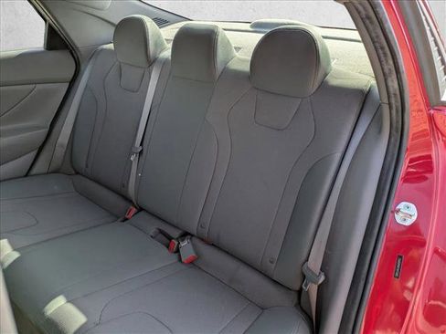 Certified 2021 Hyundai Elantra SE FWD image 17