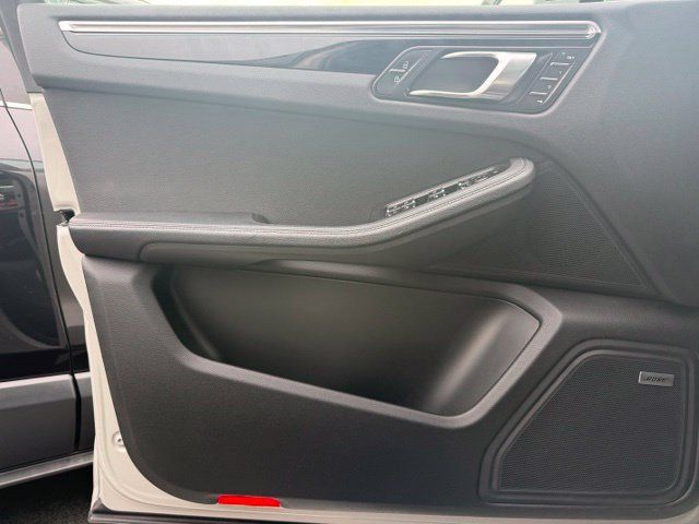 Used 2022 Porsche Macan AWD/4WD image 12
