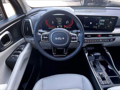 Used 2025 Kia Sorento S image 5