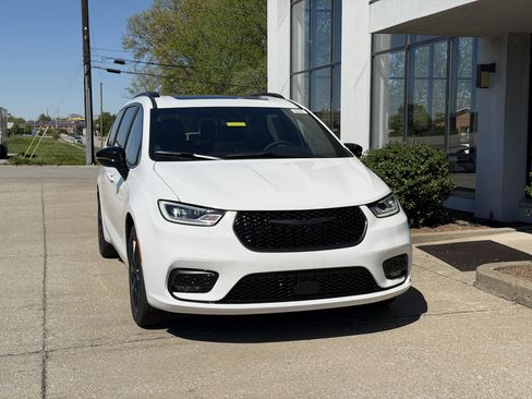 New 2026 Chrysler Pacifica Select w/ S Appearance Package FWD image 17