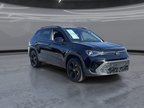 Certified 2025 Volkswagen Taos SE AWD/4WD image 2