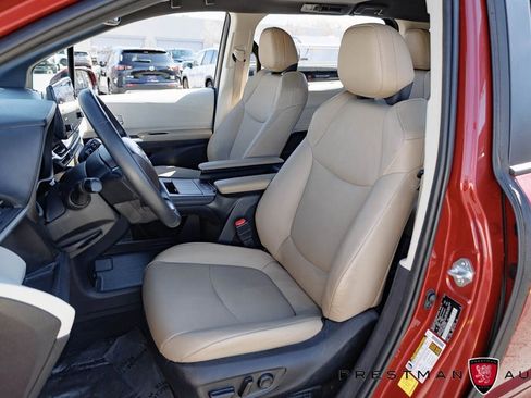 Used 2022 Toyota Sienna XLE image 22