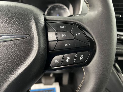 Used 2025 Chrysler Pacifica Limited FWD image 24