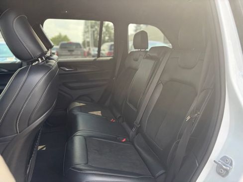Used 2025 Jeep Grand Cherokee Altitude AWD/4WD image 11