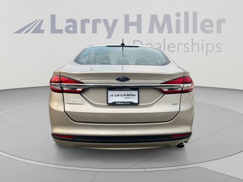 Used 2018 Ford Fusion SE FWD image 4