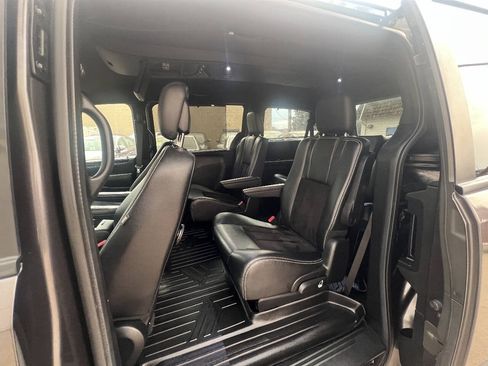 Used 2017 Dodge Grand Caravan SXT w/ Driver Convenience Group FWD image 10