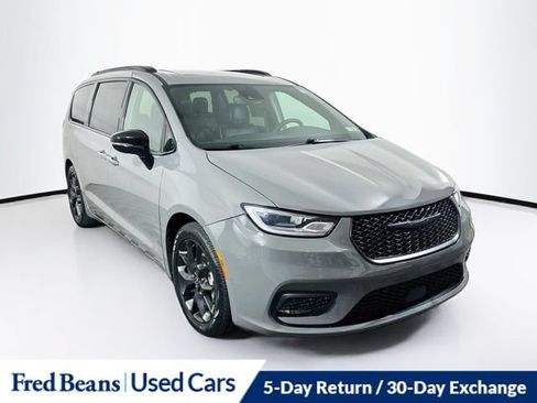 Used 2025 Chrysler Pacifica Limited FWD image 1