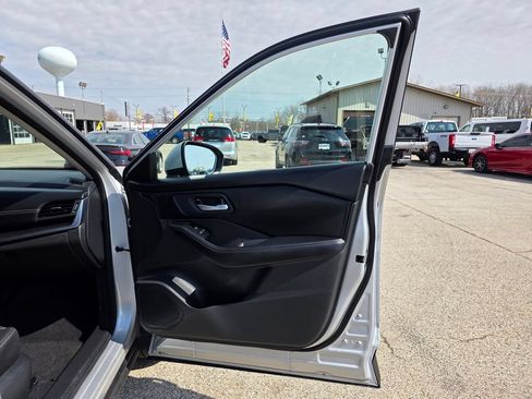 Used 2025 Nissan Rogue SV AWD/4WD image 30