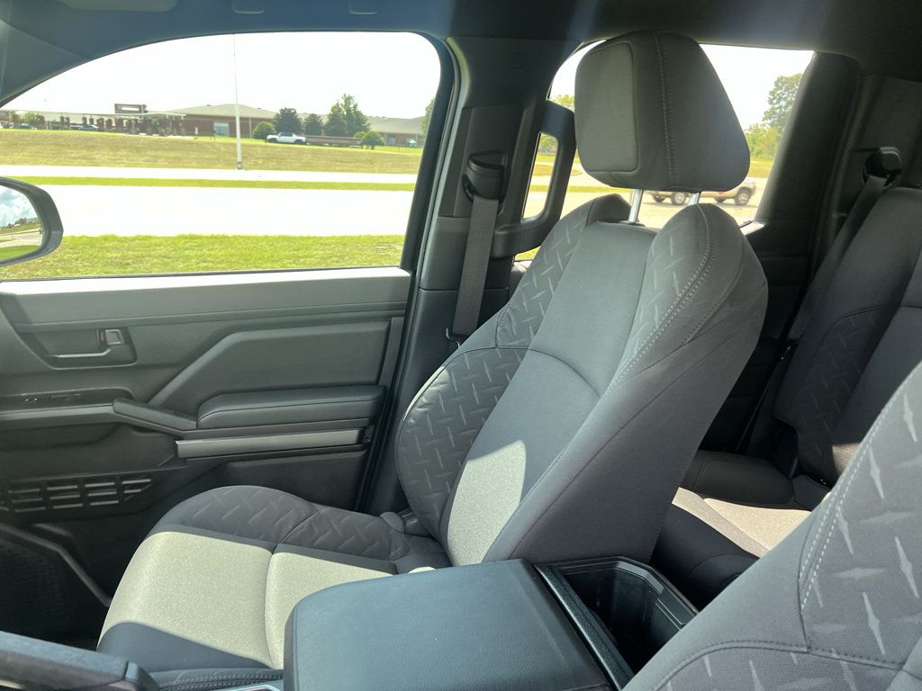 Used 2025 Toyota Tacoma SR5 AWD/4WD image 23