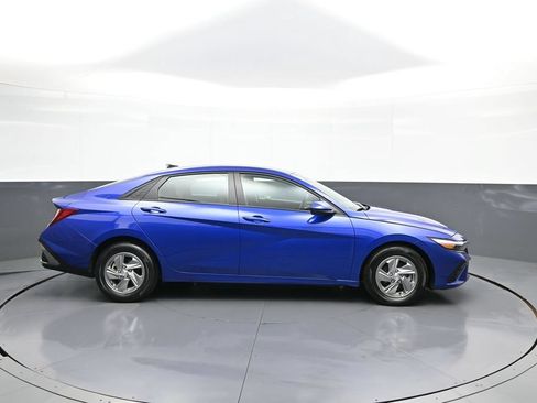 Certified 2025 Hyundai Elantra SE w/ Cargo Package FWD image 5