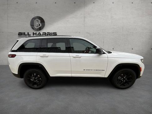 New 2025 Jeep Grand Cherokee Altitude image 5