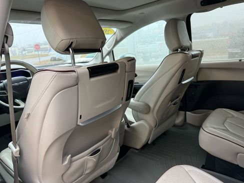 Used 2017 Chrysler Pacifica Limited image 17