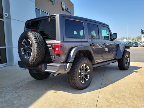 Used 2025 Jeep Wrangler Unlimited Rubicon 4xe w/ Convenience Group AWD/4WD image 4