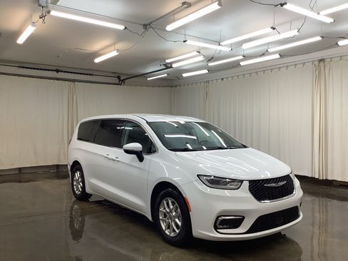 Used 2023 Chrysler Pacifica Touring-L FWD image 4