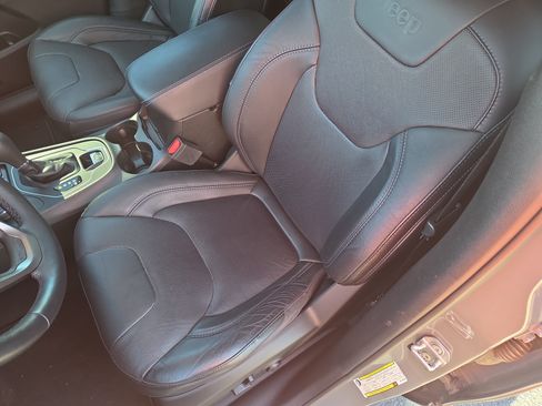 Certified 2021 Jeep Cherokee Latitude Lux w/ Comfort/Convenience Group AWD/4WD image 14