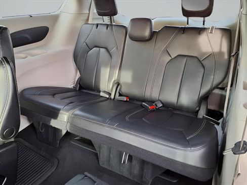 Used 2022 Chrysler Pacifica Touring-L image 12