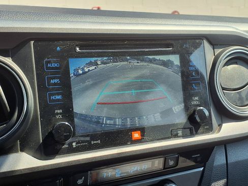 Used 2017 Toyota Tacoma TRD Sport AWD/4WD image 9
