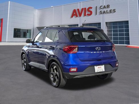 Used 2025 Hyundai Venue SEL FWD image 3
