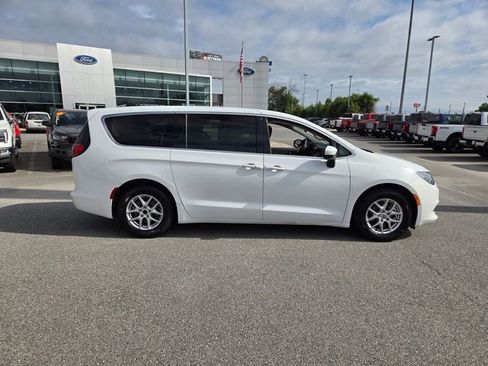 Used 2023 Chrysler Voyager LX FWD image 15